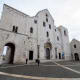 Per scovare la costola di Balena partiamo dal piazzale dominato dalla facciata romanica della Basilica